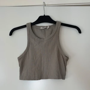 Croppat linne - Croppat linne i en ljusgrön/beige färg. Perfekt basplagg för sommaren. 