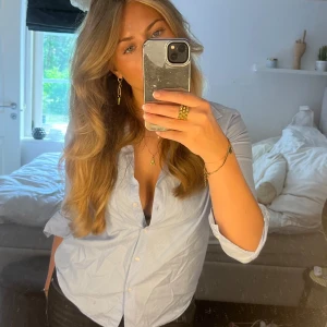 BLÅ VIT SKJORTA 💙 - Jättesnygg skjorta från Cubus barnavdelning. Storleksmässigt skulle jag säga att den passar S eller XS. Säljer för att den är för liten för mig och inte kommer till någon användning. Fint sick utan några synliga defekter🥰