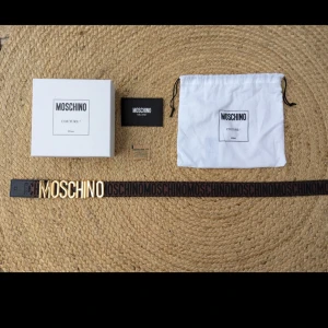 Moschino bälte  - Tjena!   Jag säljer nu mitt Moschino bälte i nyskick (med tags) använt 1-2 gånger. Storleken är 46 EU och passar den som har 85-95 cm i midjemått (se  sista bilden för mått på bältet)  Box, dustbag och allt annat på bilderna medföljer. 