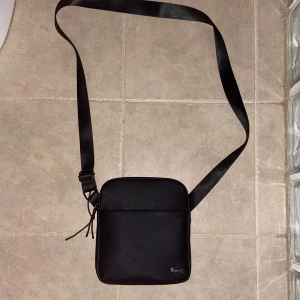 Lacoste väska - Fin väska till sommaren, knappt använd 