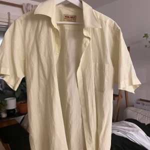 Vintage skjorta - Farsans gamla skjorta. Lite oversize, perfekt för en vintage look.  Bra kvalitet, kan inte hitta några fel  