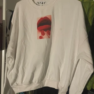 Crewneck med coolt tryck  - Vit crewneck med coolt tryck. Fläck men går nog bort i tvätten annars felfri 