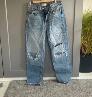 Jeans - Ett par jeans i bra skick med hål i, skriv för mer information💓