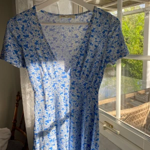 Pull&bear klänning blommigt  - Superfin! Kort klänning med en liten slit vid låret. Storlek xs. Andvänd endast en gång 🤍