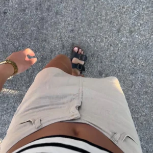 Kjol - Säljer min beiga kjol, köptes i höstas, använt fåtal gånger, super bekvämt material & tillgång till fickor!🌺