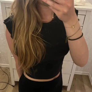 Svart zara topp - Jag säljer en jättesöt svart topp med volanger från zara. Har vart en av mina favoriter vilket gör att den är ganska välanvänd. Trots de är den i gott skick  - Säljer lika dan topp i vit. Köp båda för 70kr (du sparar 30)  - kan alltid diskutera pris 