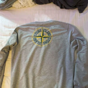 Tröja  - Hej hjäper min kusin Stone island tröja 350kr st S-M 