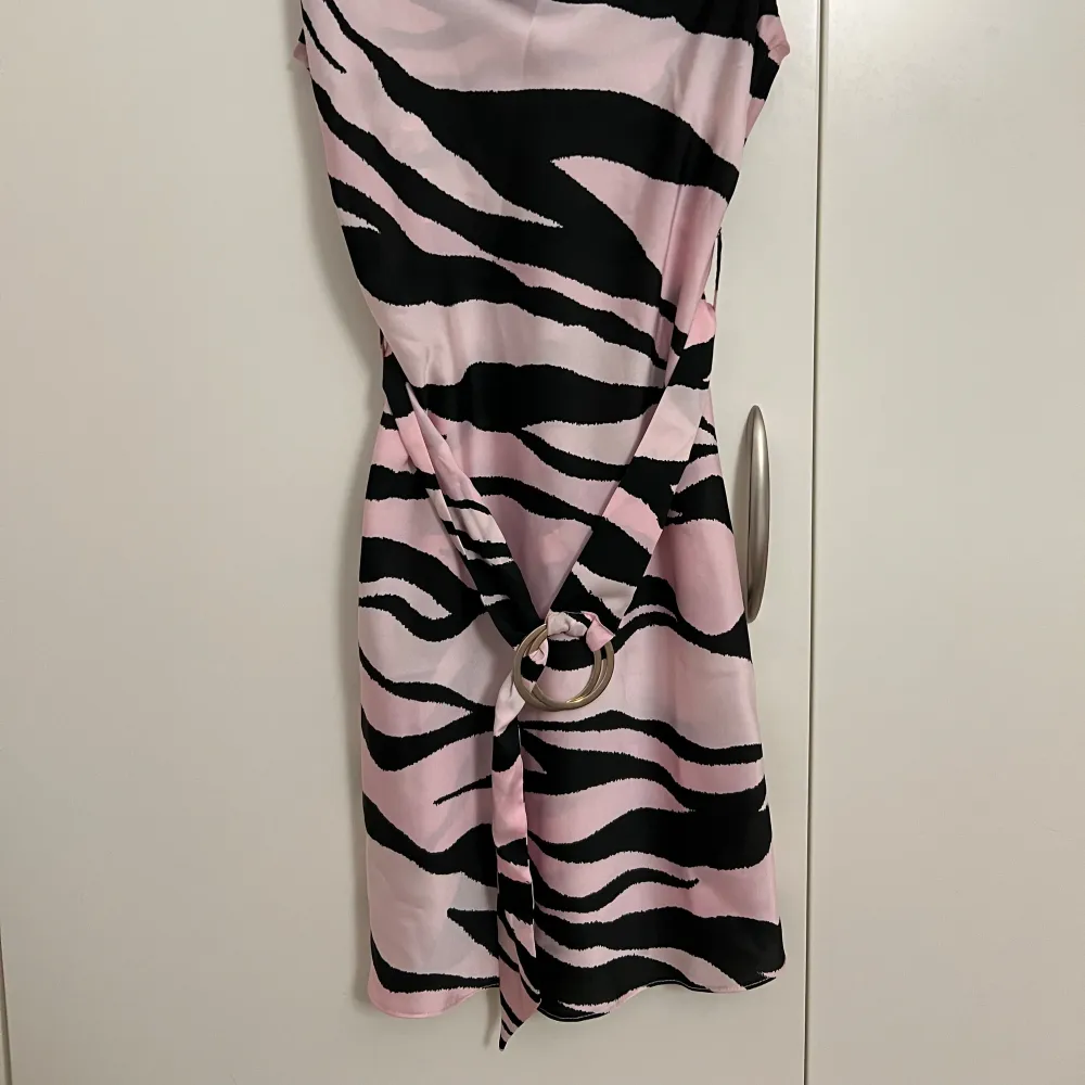 River island klänning. Ny skick. Klänning är oanvänd. . Mekot.