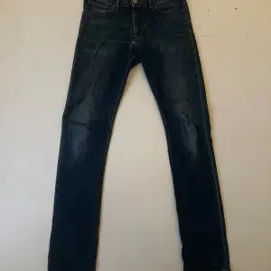 Trendiga Armani jeans i storlek W29, L34. Snygg tvätt. Mycket fint skick, säljer pga för små tyvärr. Pris kan absolut diskuteras.