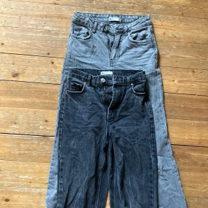 Jeans Gina tricot - Hej. Säljer 2 par jeans i ett paket. Modell i bootcut från Gina tricot. Använda men i bra skick. Skicka dm för frågor.