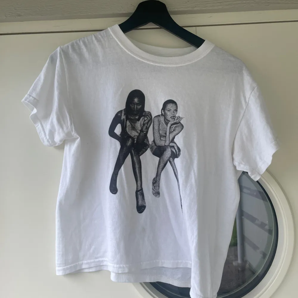 ”Baby tee” t-shirt från In print we trust. Storlek S. Inte använd mycket, så i mycket bra skick🥰 nypris ca 400kr. T-shirts.