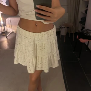 Vit kjol  - Vit volang kjol 