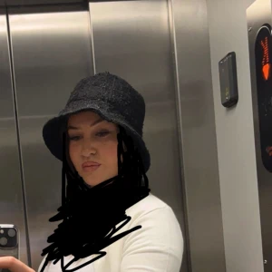  Bucket hat stilren - Helt ny, hann ej få användning för denna hat innan jag satte på mig slöjan. Den är stilren och passar många fina outfit. Redan nedsatt pris !