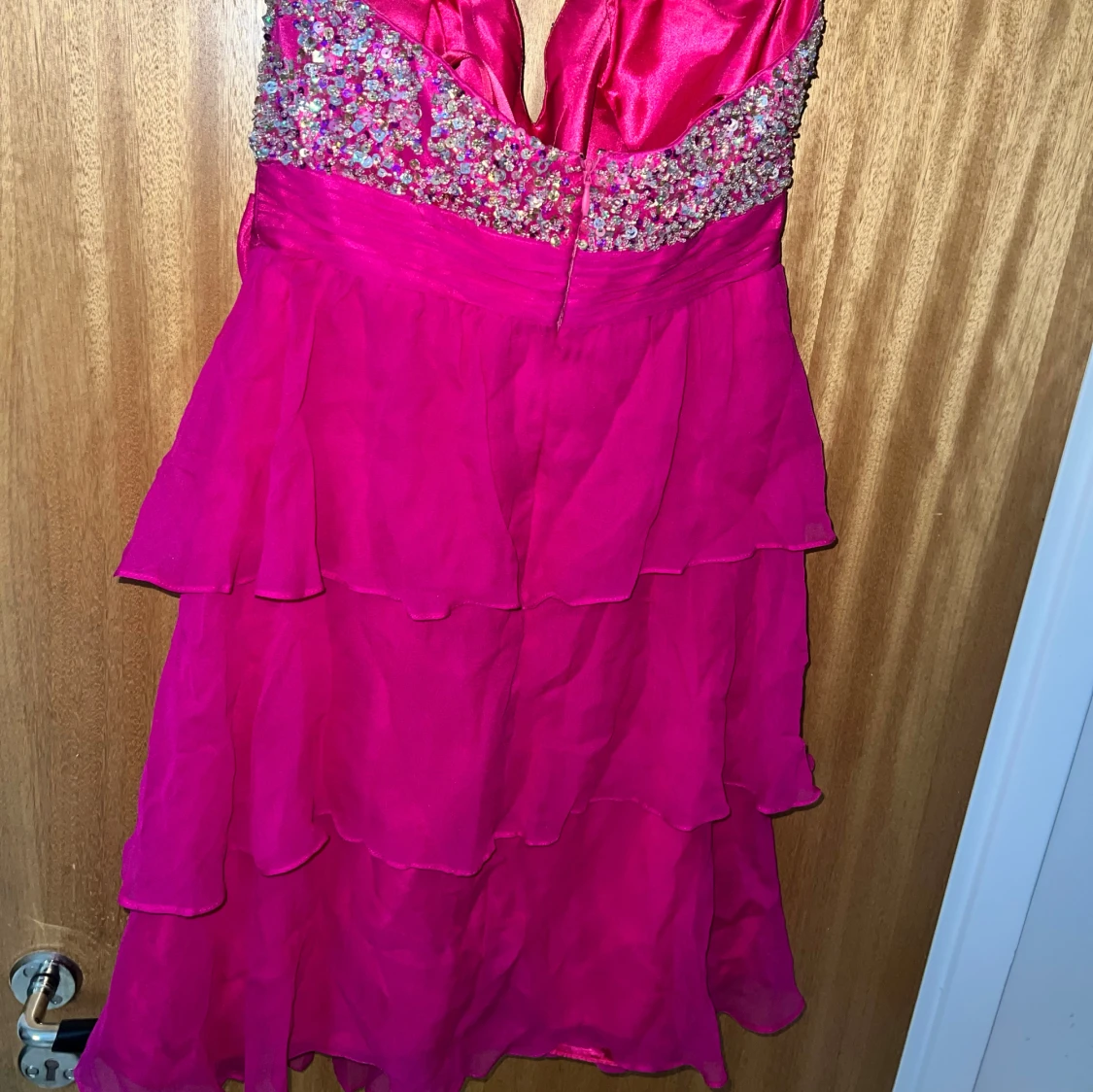 Kort glitter/volanger rosa festklänning  - 90