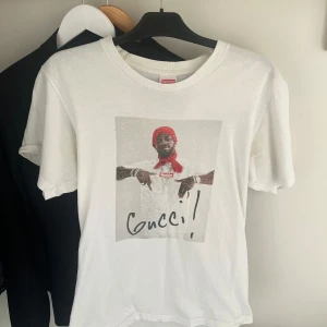 SUPREME X GUCCI MANE - Sällsynt t-Shirt säljes i befintligt skick. Använd en del gånger så priset är därefter. 