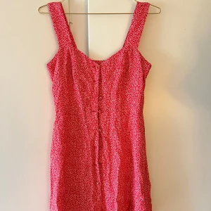 Röd sommarklänning - Den här har varit en favorit i sommargarderoben läänge! från & Other Stories 