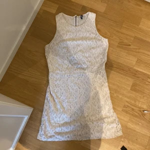 Beige klänning - Fint sydd och inte använd nå många gånger