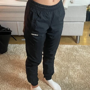 Byxor - Parachute pants (adidas) , väldigt bra skick, storlek XS 🌸 