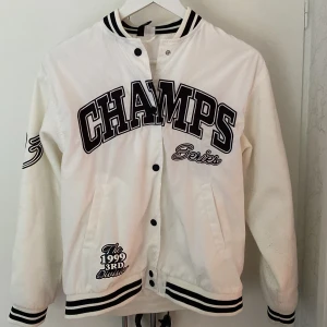 Sommarjacka xxs - Sommarjacka från Hm strl xs. Lite nopprig på armarna därav priset