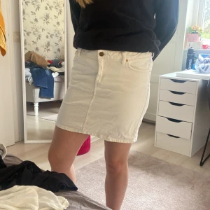 Jeans kjol vit - Jeanskjol i bra skick  Liten till storleken 