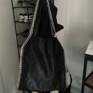 Tiamo väska - Supersnygg väska ifrån Tiamo. Säljer den för att jag vill köpa en ny! Den har absolut inga defekter förutom pytte pytte lite rostig på dragkedjan som ni ser på tredje bilden. Men det är absolut inget som syns. Nypris 600😊 stor och rymlig! 