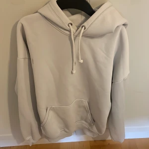 Hoodie - En vit hoodie från bikbok, liten fläck som syns på bild 2🤍original pris 399kr