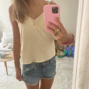 Guldig topp från mango - Säljer denna guldiga fina topp från mango. Perfekt både till fest eller en middag!😚⭐️ 