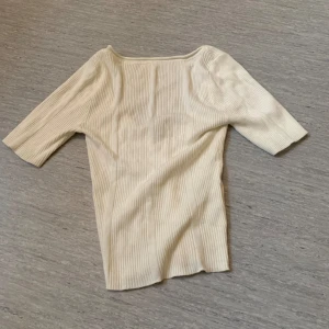 Vit tröja❤️ - Vit tröja med öpperygg