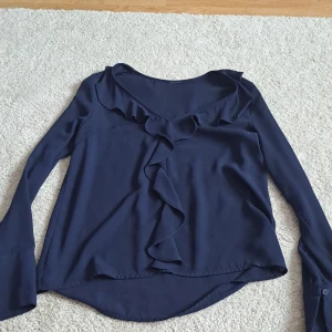 Blus - En superfin blus, knappt använd pga att den är lite för stor, inga defekter.