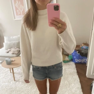 Vit stickad tjocktröja från zara - Säljer denna vita stickade tröja från zara. Jätteskönt material.  Perfekt både till hösten men också sena sommarkvällar!😚💘