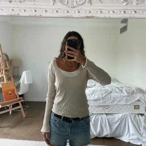 Beige tröja - Säljer min super fina beiga tröja. Jag är en xs/s och den är lite stor på mig. Så är lite oversized men fortfarande en snygg dit. 