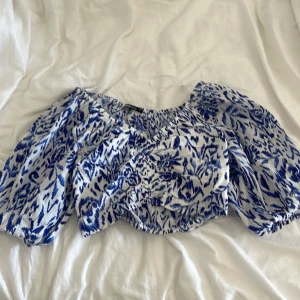 Too med blåt mönster  - Söt topp har även matchande kjol eller kläning i samma mönster 💞  150styck  Kjol+topp 220