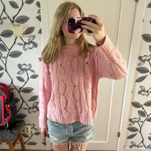 Rosa stickad tröja - Fin stickad tröja i färgen ”Coral Blush” från Soaked In Luxury💗 Storlek XS men passar även S. Lite nopprig.