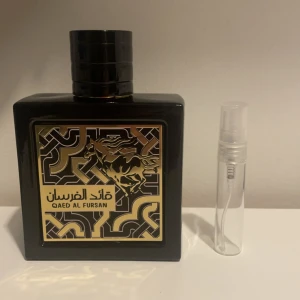 Qaed Al Fursan 5 ml - Qaed al Fursan av lattafa är en söt parfym med mycket frukt och ananas. Perfekt till sommaren. Säljs i 5 ml.