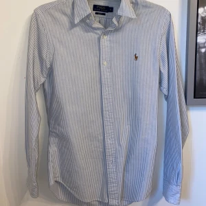 Ralph Lauren skjorta - Ralph Lauren skjorta i mycket fint skick. Storlek Small, säljer på grund av för liten. Skriv för mer bilder.  /Ha det gott