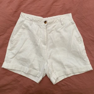 Linnesshorts stl 34 - Använd en kort säsong så i fin skick. 