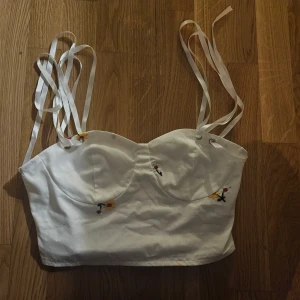 Blommig topp - Hejjj, säljer denna somriga blommiga toppen! Har bara testat en gång, men den var för liten. Det går att knyta strapsen. Den är stretchig där bak och väldigt fin somrig!