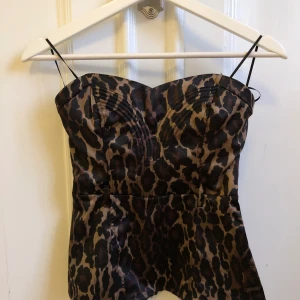 Leopardtopp från guess! - Jättefin topp/korsett som tyvärr är för liten. Endast testad🫶