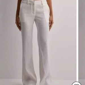 Kostymbyxor i linne - Säljer ett par oanvända kostymbyxor i linne i storlek 32, super somriga och lappen sitter fortfarande på. Slutsålda i butik💕  Säljer pågrund av att det var fel storlek för mig!