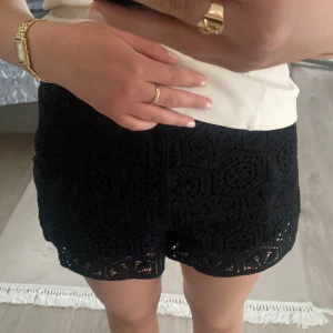 Broderade shorts - Säljer dessa jättefina broderade shorts från hm! I väldigt bra skick! Strl L och är normala i strl (har gjort de tightare med hjälp av knappnålar på bilden)