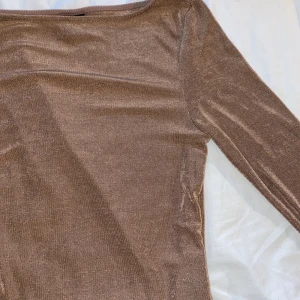 Glittrig långärmad tröja - Perfekt skick och lite kortare modell men inte croptop Brun med skimmer 