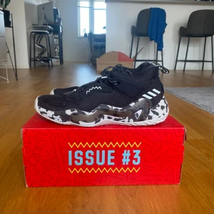 Adidas D.O.N Issue 3 Basketskor - Rätt använda men som fortfarande kan användas. Sulan kan limmas fast där den lossnat (bild 2). Pris kan diskuteras 