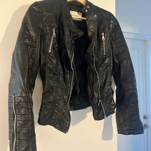 Skinnjacka - Skinnjacka i storlek Xs. (Fusk skinn)