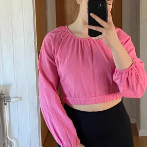 Linneblend blus - Blusen kommer inte till användning längre, använd några gånger men ser ut som ny. Skulle säga att materialet är linneblend. 