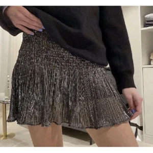 Svart glitterkjol - Perfekt nu i sommar eller till fest🤍 Kan användas som både kjol och topp🪩🪩