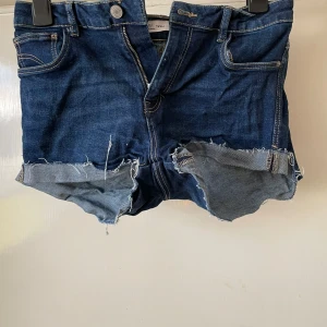 Slitna jeansshorts  - Väl använda slitna  Köp bet frakt