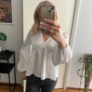 vit satin blus - skit snygg satin blus i färgen vit 💓 bara använd ett par få gånger och är i jätte bra skick, säljs pågrund av att den ej kommer till användning.