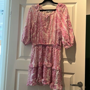 Klänning Zara - En fin rosamönstrad klänning från Zara. Inklusive frakt