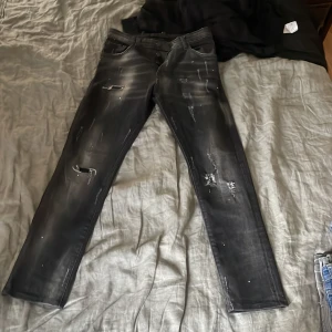 Svarta dsquared jeans fläckfri  - Slim fit inte för tight inte heller baggy