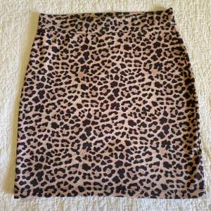 Säljer denna kjol med leopardmönster från NA-KD. Den är i mycket fint skick och i storlek M. (Jag är 172 cm som preferens)